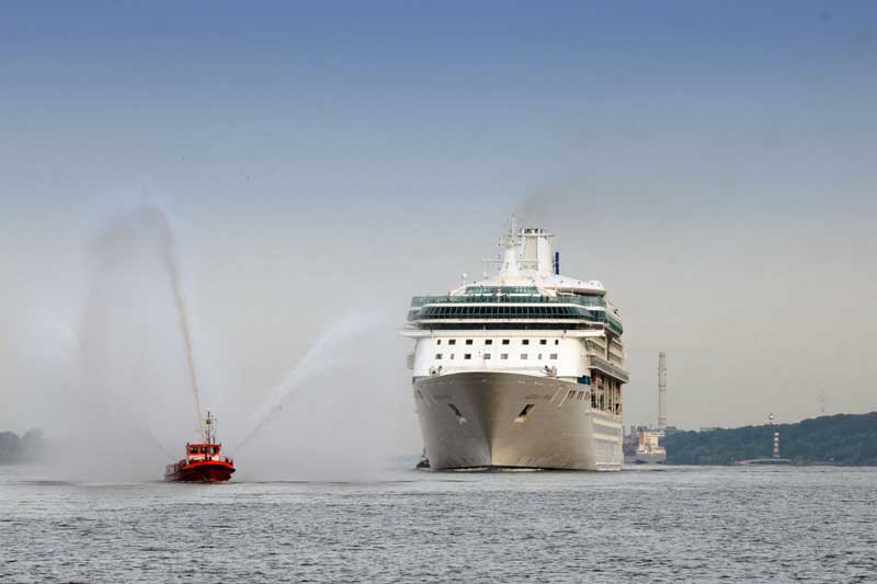Legend of the Seas erstmalig in Hamburg
