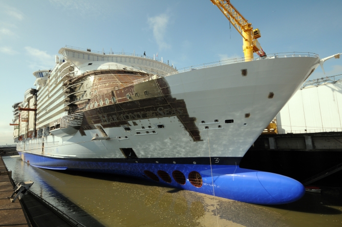 Die Harmony of the Seas ist erfolgreich in der STX Werft in St. Nazaire Frankreich aufgeschwommen.