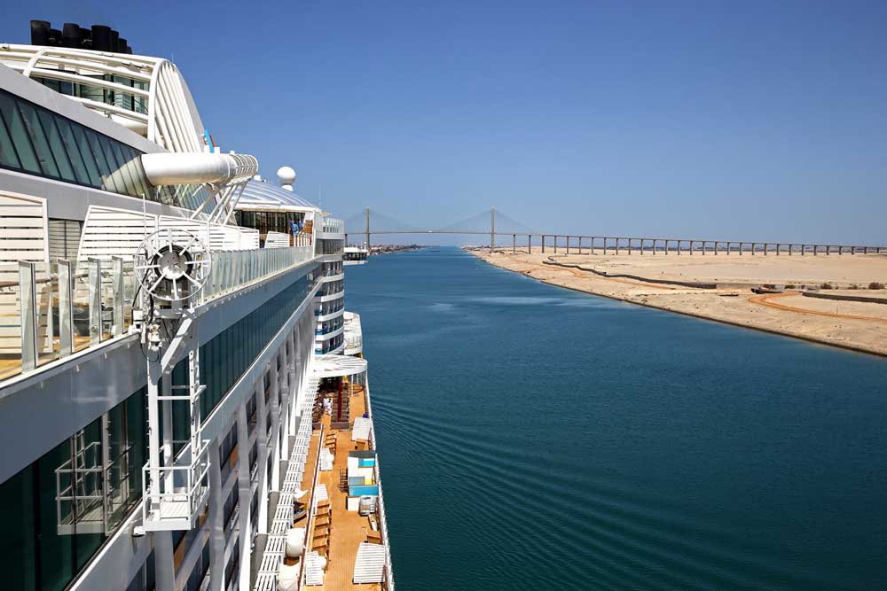 Das Kreuzfahrtschiff AIDAprima hat am 4. April 2016, den Suezkanal passiert