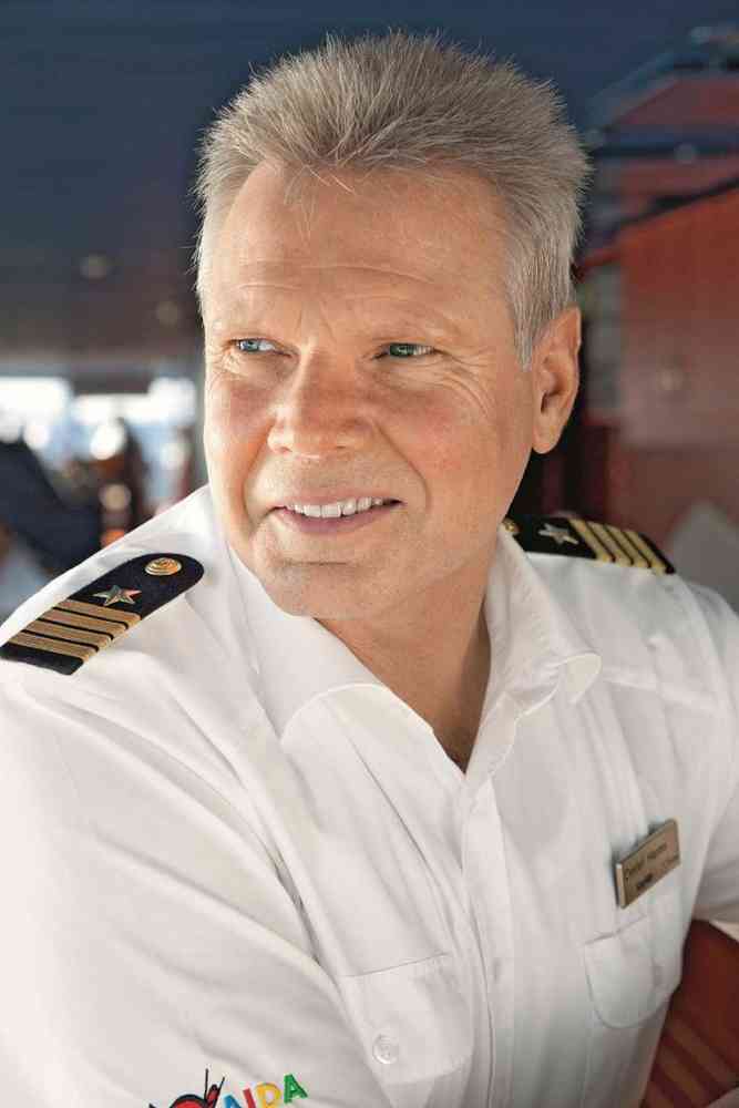 Kapitän Detlef Harms übernimmt das Kommando des neuen Flagschiffs von AIDA Cruises: AIDAprima