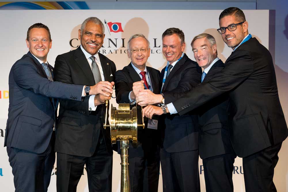 Volle Fahrt voraus!” läutete Arnold Donald, President and CEO Carnival Corporation & plc, gemeinsam mit Bernard Meyer, Geschäftsführer der Meyer Werft, Michael Thamm, CEO Costa Group und Carnival Asia, David Dingle, Chairman Carnival UK (P&O Cruises UK), Neil Palomba, President Costa Cruises, und Felix Eichhorn, President AIDA Cruises eine neue Ära in der kommerziellen Nutzung von emissionsarmem Flüssigerdgas in der Schifffahrt ein.